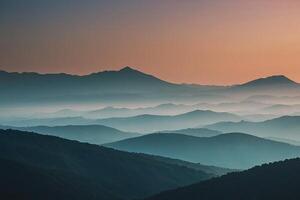 un' montagna gamma con un' tramonto nel il sfondo foto