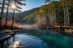 il sole brilla al di sopra di un' lago circondato di alberi foto