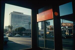 un' Visualizza di il città a partire dal dentro un' autobus finestra foto