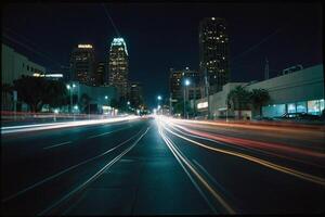 un' città strada a notte con luci e macchine foto