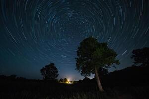 stella sentieri al di sopra di un' autostrada a notte foto