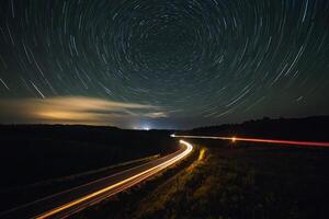 stella sentieri al di sopra di un' autostrada a notte foto