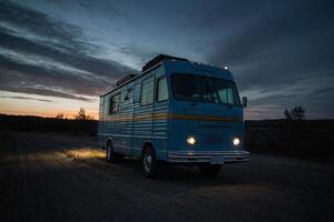 ai generato un rv è parcheggiata su un' sporco strada a crepuscolo foto