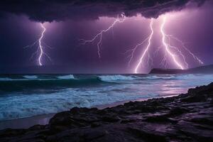 fulmine scioperi il oceano contro un' viola cielo foto