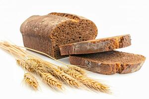 buio pane e orecchie di grano su un' bianca sfondo. foto