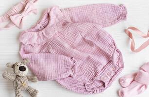 rosa a maglia body con giocattolo a maglia cane, calzini e fascia per capelli. foto
