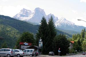 un' Visualizza di il austriaco montagne nel il estate foto