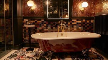 elegante e opulento d'ispirazione vintage bagno con ornato piastrelle muri e piede ad artiglio vasca bagnata nel caldo illuminazione foto