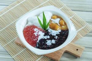 bubur somma ketan hitam o nero appiccicoso riso Multi cereale porridge foto