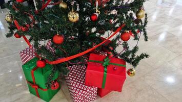 mucchio i regali sotto il Natale albero. allegro Natale. colorato i regali. foto