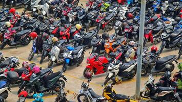 bekasi, Indonesia su dicembre 23 2023. molti motorizzato veicoli di vario tipi riempire il bekasi stazione parcheggio quantità. foto