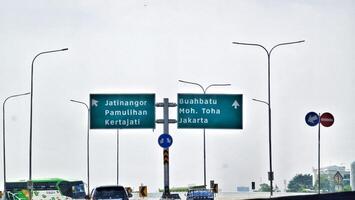 bandung, Indonesia su dicembre 20, 2023. un' farfalla cartello a il Pedaggio strada intersezione in direzione jatinangor pamulihan kertajati e buah batu mah per ettaro Giacarta. foto