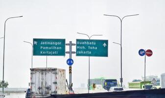 bandung, Indonesia su dicembre 20, 2023. un' farfalla cartello a il Pedaggio strada intersezione in direzione jatinangor pamulihan kertajati e buah batu mah per ettaro Giacarta. foto