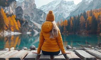 viaggiatore riposa su ponte, autunno montagna lago foto