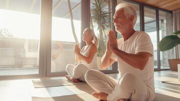 un anziano coppia pratica yoga, meditare nel yoga classi e condurre un attivo e salutare stile di vita. la pensione Hobby e tempo libero attività per il anziano. bokeh nel il sfondo. foto