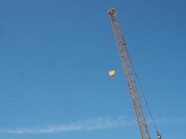 industria gru attrezzatura costruzione ingegneria attività commerciale opera macchina acciaio pesante tecnologia architettura metallo sollevamento mezzi di trasporto edificio gancio fabbrica cielo blu sfondo sfondo copia spazio foto