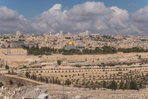 panoramico Visualizza per Gerusalemme vecchio città a partire dal il montare di olive, Israele. alto qualità foto