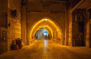antico strada nel ebraico trimestre Ay notte, il vecchio città Gerusalemme. alto qualità foto