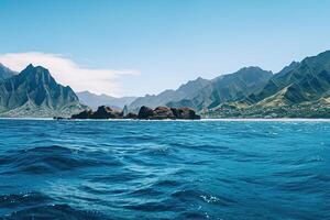 bellissimo paesaggio marino con montagne e un' blu mare. natura composizione. foto