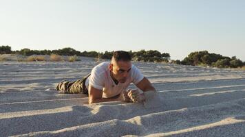 militare uomo esegue test di forza e resistenza su il spiaggia foto