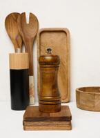 vario di legno cucina utensili su un' bianca sfondo foto