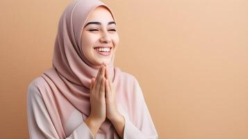 Arabo donna indossare sciarpa è preghiere e sorridente su Marrone sfondo foto