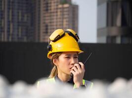 femmina donna signora persona persone umano parlare parlare discussione giallo elmetto protettivo casco sicurezza opera lavoro occupazione costruzione ordine donna d'affari cliente dipendente autorità ufficio ritratto pacchetto lavoro duro e faticoso foto