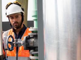 maschio uomo persona persone Guarda a telecamera inteligente bello sicurezza casco bianca elmetto protettivo tecnologia tubatura acciaio metallo industria attrezzatura sicurezza produzione industria ispettore opera controllo carburante energia gas foto