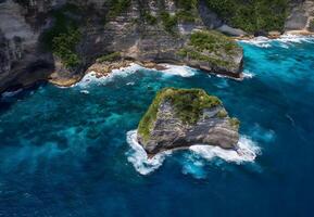 il oceano è blu e bianca con rocce e nuvole foto