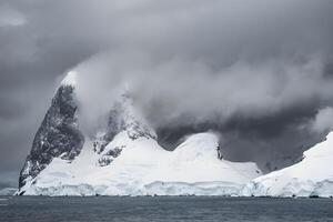 un' rosa cielo con nuvole al di sopra di un iceberg foto