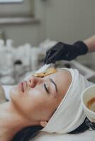 un' ragazza a un' cosmetologo fa cosmetico procedure. alginato maschera foto