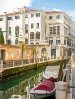 Venezia, Italia - aprile 2,2023. Venezia mille dollari canale, turisti equitazione gondole foto
