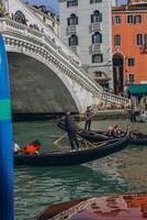 Venezia, Italia - aprile 2,2023. Venezia mille dollari canale, turisti equitazione gondole foto