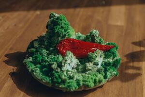rosso paprica su verde muffa e muschio. foto