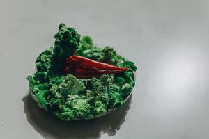 rosso paprica su verde muffa e muschio. foto