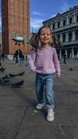 il bambino passeggiate su st. Peter piazza nel Vaticano città centro di Roma Italia, foto