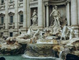 fontana di trevi, trevi Fontana nel Roma. il trevi Fontana è il maggiore barocco Fontana, è uno di il maggior parte famoso punto di riferimento nel Roma. foto