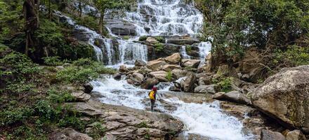 viaggio relax per visitare le cascate delle coppie. in inverno. alla cascata mae ya chiangmai. natura di viaggio. estate foto