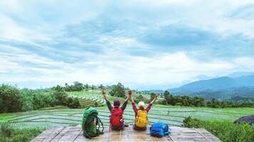 amante donna e uomo asiatico viaggio natura. viaggiare rilassati. punto di vista campo di riso del campo sul papongpieng moutain in estate. Tailandia. foto