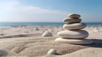 pila di ciottolo pietre su un' bianca sabbioso spiaggia sotto blu cielo, equilibrio e armonia Immagine concetto foto