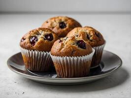 fatti in casa mirtillo muffin con fresco frutti di bosco su un' bianca sfondo foto