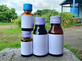 medicina bottiglia Marrone colore con un' vuoto etichetta per modello o presentazione modello collezione foto