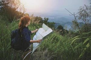 viaggio donna. le viaggiatrici viaggiano natura montagna mappa navigazione foto