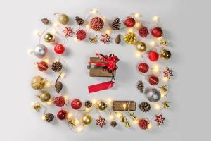 regalo di natale con nastro azzurro e palle di decorazione natalizia su sfondo nero bokeh astratto con spazio di copia. sfondo vacanza biglietto di auguri per buon natale e capodanno. foto