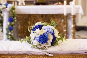 bouquet da sposa sulla panchina degli sposi foto