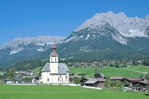 popolare idilliaco villaggio di andando am selvaggio Kaiser con kaisergebirge montagne nel sfondo, tirolo, austria foto