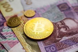 bitcoin, valuta, digitale, finanza, economia. moneta bitcoin dorata su grivna da vicino foto