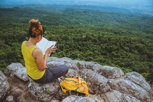 gli asiatici della donna viaggiano si rilassano nella vacanza. seduta foto