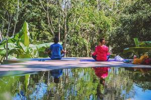 concetto di postura yoga, buona assistenza sanitaria con posizioni yoga. esercizio all'aperto rilassarsi yoga. foto