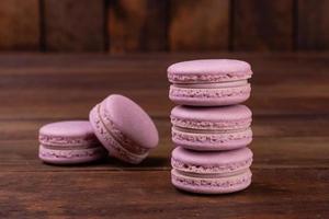 bellissimi amaretti rosa gustosi su uno sfondo di cemento foto